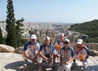 Z.Misiūnas (kairėje) su savo auklėtiniais Atėnuose