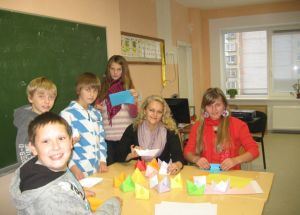 Mokytoja Jolita Šulskienė su Krašuonos pagirindinės mokyklos mokiniais gamina tolerancijos laivelius